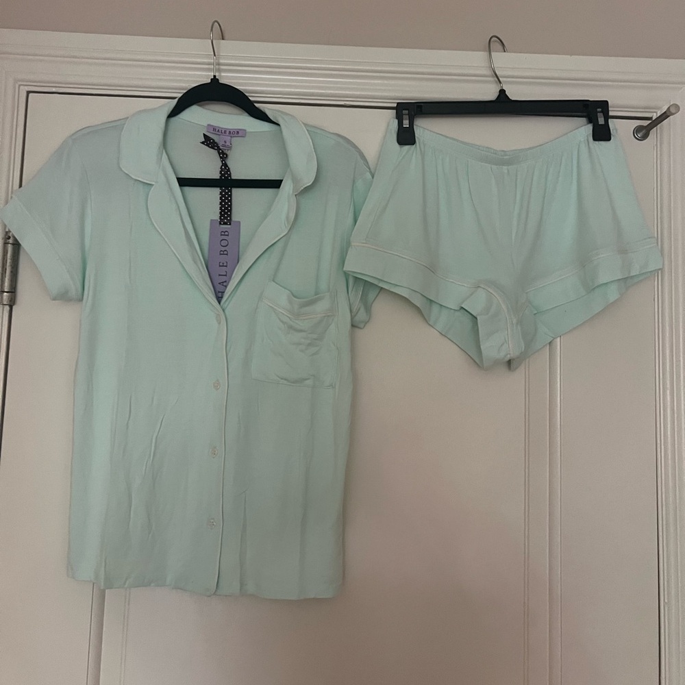 NWT - HALE BOB PAJAMA SET in the color Mint Green…
Size Small
